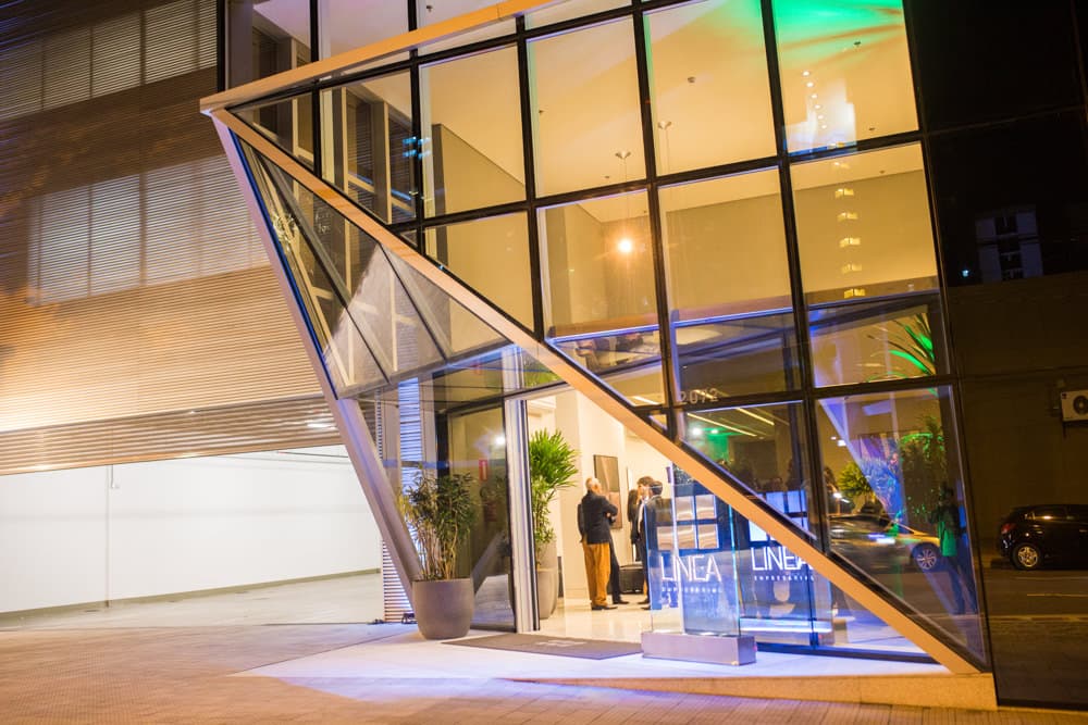 Entrada de vidro do edifício à noite
