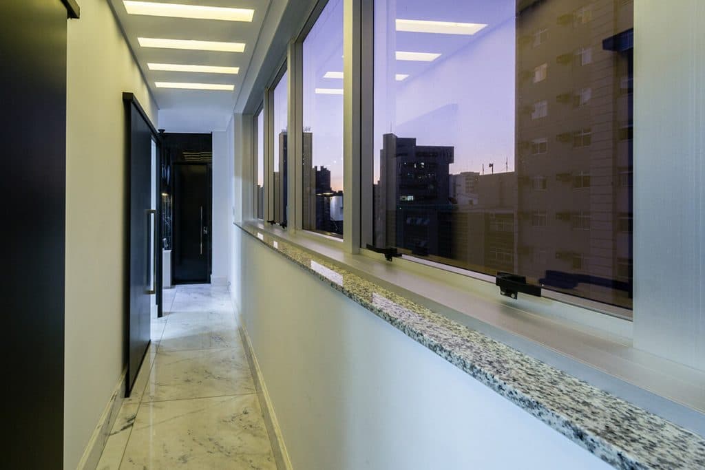Corredor do escritório com vista para a cidade ao entardecer